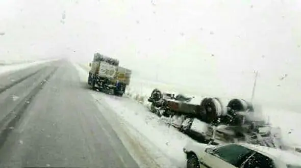 واژگونی هولناک  کامیون در جاده مراغه -هشترود + عکس