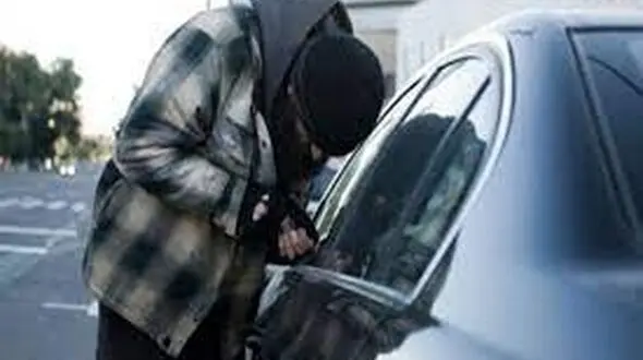 فیلم صحنه سرقت پراید در کمتر از یک دقیقه / دزد جوان سوار بر پراید گریخت