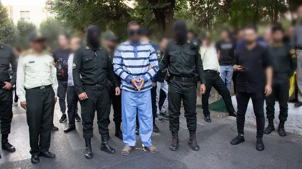 این مرد شب تاسوعا شهرری را بهم ریخت / همه وحشت کردند + فیلم و عکس