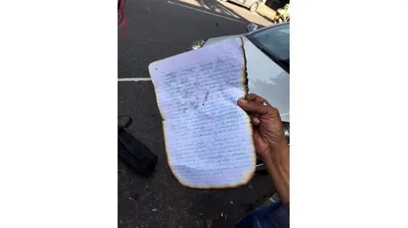 یک دست نوشته از داخل برج آتشین لندن بیرون پرت شد/ما 100 نفر در حال مردن هستیم + عکس دستنوشته