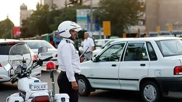 فیلم شگفت انگیز از کمک 2 مرد مشهدی به مامور پلیس در بزرگراه / ببینید