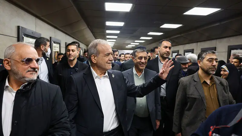 مسعود پزشکیان در جمع راهپیمایان مراسم گرامیداشت سالروز پیروزی انقلاب 22 بهمن 1404 در میدان آزادی تهران