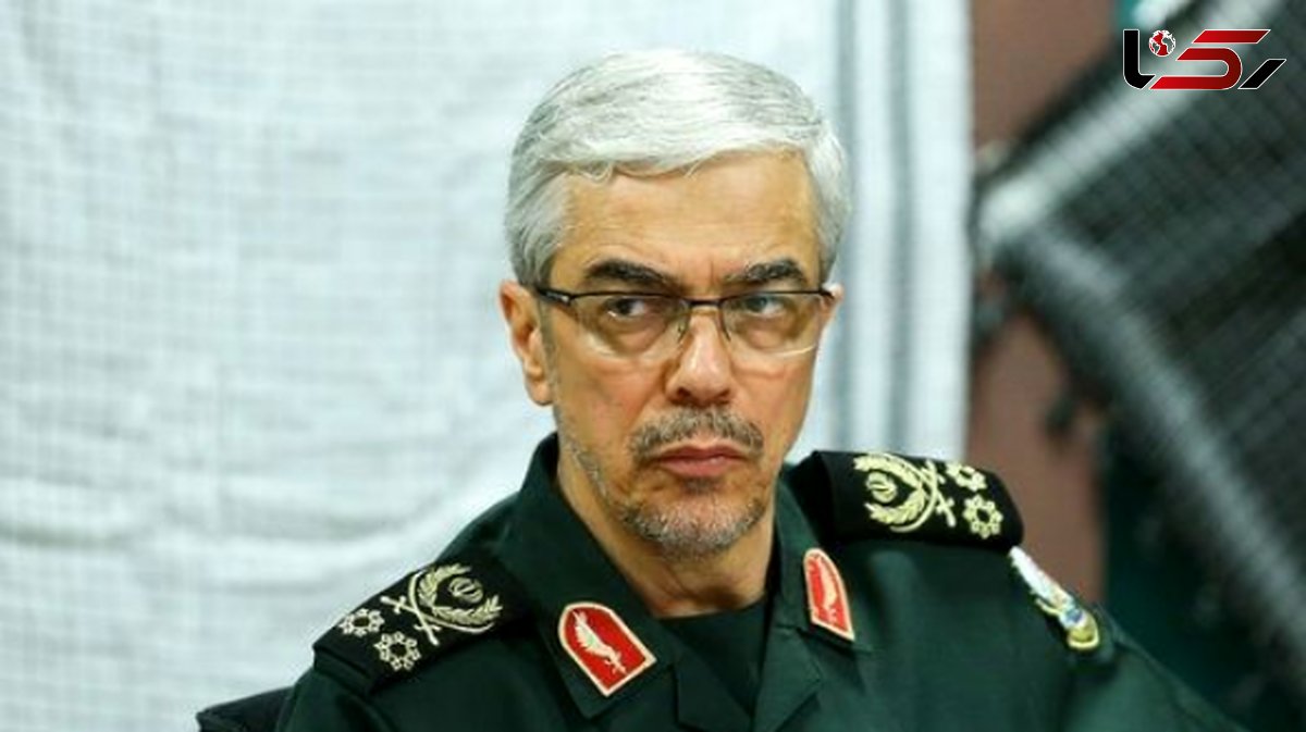 عکس سفر به تاریخ / «سپهبد باقری» در یک منطقۀ جنگی در سوریه در حال بررسی نقشۀ نظامی