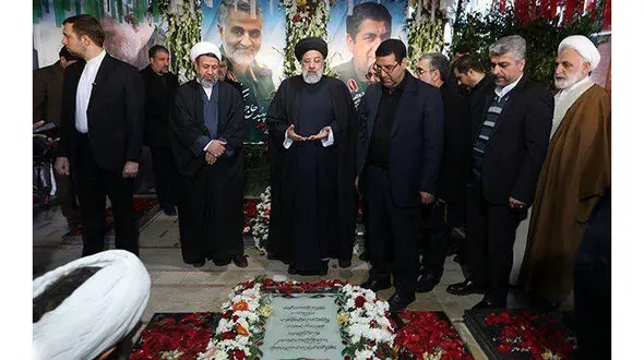 آیت‌الله رئیسی در بدو ورود به کرمان به مقام شهید سلیمانی ادای احترام کرد + عکس
