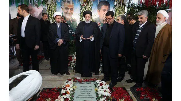 آیت‌الله رئیسی در بدو ورود به کرمان به مقام شهید سلیمانی ادای احترام کرد + عکس