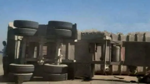 واژگونی تریلی در محور گنبد + عکس