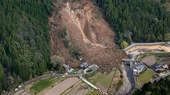 رانش شبانه‌ی زمین در ژاپن ۶ نفر را مدفون کرد + عکس
