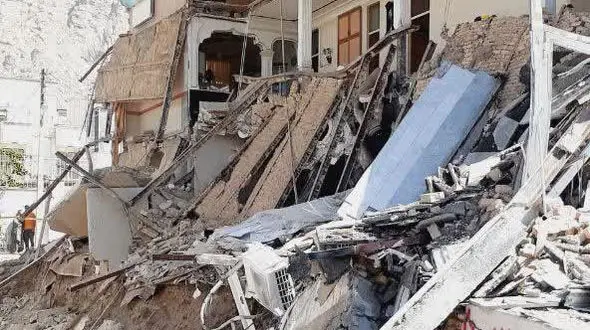 ریزش هولناک یک ساختمان 3 طبقه در کرمانشاه / گودبرداری غیراصولی فاجعه آفرید _+ عکس