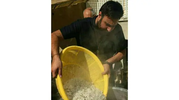 خواننده معروف پاپ ایران در حال پخت غذای نذری +عکس 