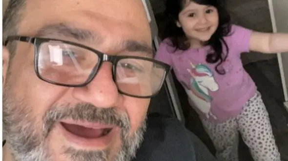 خلاقیت پدرانه و خنده‌دار مهران غفوریان در تعمیر جوراب پاره دخترش با چسب کاغذی+عکس/ 2 ساعت تمام خندیدم