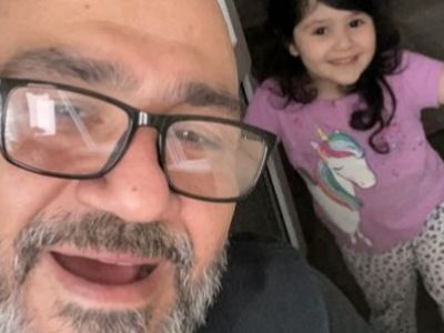 خلاقیت پدرانه و خنده‌دار مهران غفوریان در تعمیر جوراب پاره دخترش با چسب کاغذی+عکس/ 2 ساعت تمام خندیدم