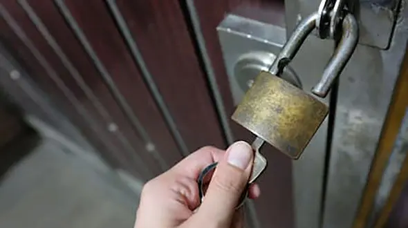 زندانی کردن مادر به دست عروس و پسر سنگدل / خواهر به کمک مادر شکنجه دیده رفت + فیلم