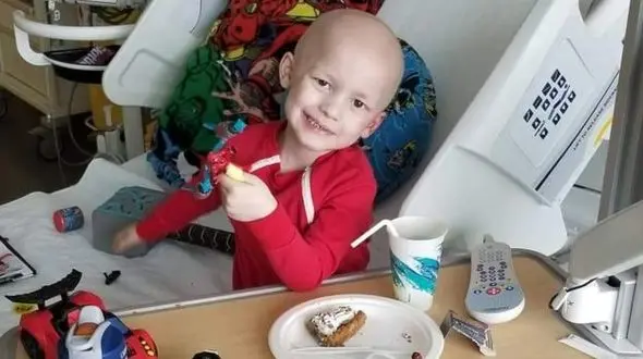 پسر بچه‌ای سرطانی آگهی فوت خودش را نوشت / اشک همه درآمد + عکس