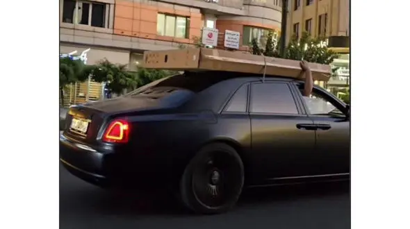  عکسی عجیب از رولز رویس 30 میلیاردی /  از کاخ تا باربری!