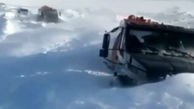 فیلم گرفتار شدن کامیون داران در کولاک برف / خودروها تا کمر در برف گیر کردند
