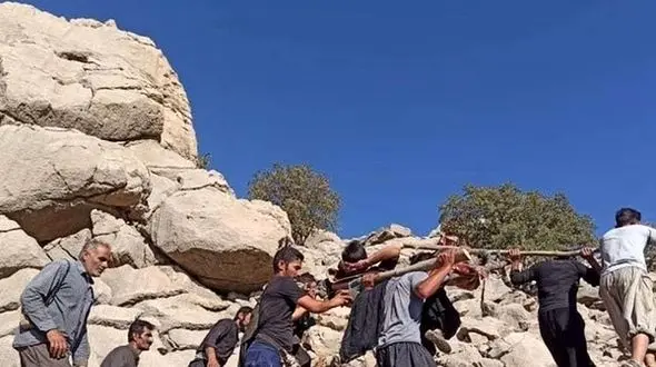 فیلم رنج آورترین روش انتقال بیمار در مناطق کوهستانی ایذه/ از مناطق صعب العبور تا بیمارستان بدون امکانات