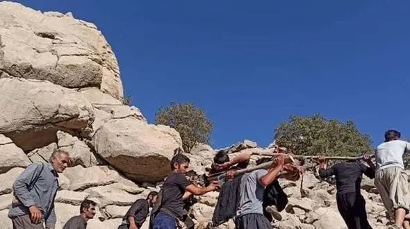 فیلم رنج آورترین روش انتقال بیمار در مناطق کوهستانی ایذه/ از مناطق صعب العبور تا بیمارستان بدون امکانات
