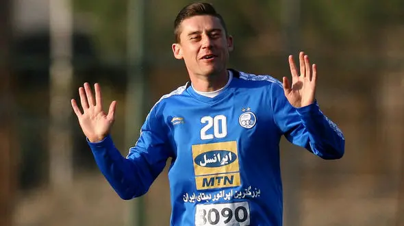 فوتبالیست معروف استقلال ممنوع الخروج شد!