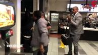یکی از نگهبانان رستوران معروف به شدت کتک خورد+فیلم