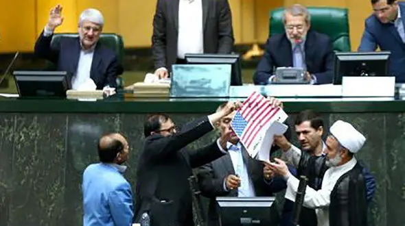 نمایندگان برجام و پرچم آمریکا را آتش زدند