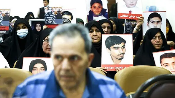 مادر یکی از شهدای شیراز: بی‌صبرانه منتظر اجرای حکم جمشید شارمهد هستیم 