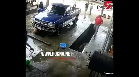 سقوط مرد در درون تعمیرگاه خودرو + فیلم 