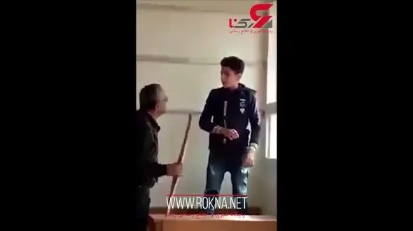 معلم وحشیانه دانش آموز را کتک زد / در انتهای کلاس رخ داد !+ فیلم لحظه شکنجه