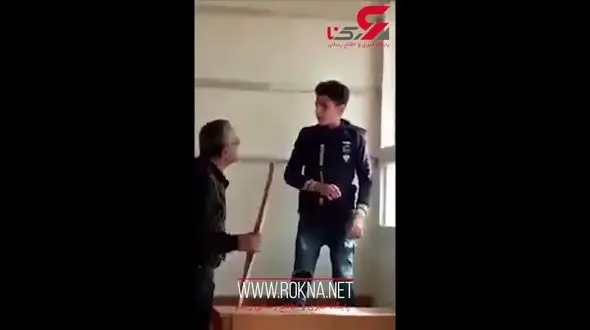 معلم وحشیانه دانش آموز را کتک زد / در انتهای کلاس رخ داد !+ فیلم لحظه شکنجه