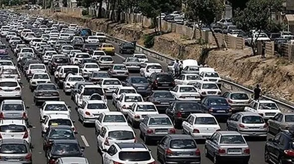 بارش باران در محورهای مواصلاتی 5 استان کشور / ترافیک سنگین در آزادراه قزوین_کرج_تهران