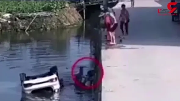 صحنه‌ای وحشتناک از سقوط خودرو به داخل رودخانه+ فیلم 