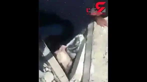 صحنه تکان دهنده ناتوانی پدر سوری در نجات فرزندش از زیر آوار +فیلم