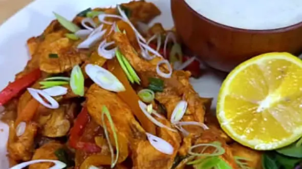 دیگه نگو شام چی درست کنم؛ طرز تهیه خوراک مرغ با سس ماست + فیلم