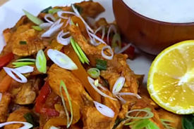 دیگه نگو شام چی درست کنم؛ طرز تهیه خوراک مرغ با سس ماست + فیلم