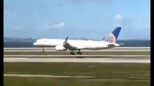 ببینید / فیلم هیجان انگیز از فرود موازی 2 هواپیمای غول پیکر در فرودگاه سانفرانسیسکو