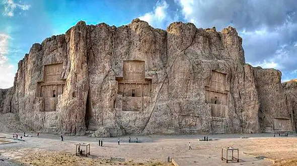 در تخت جمشید هم آبشار راه افتاد + تصاویر  نفوذ آب به آرامگاه شاهان هخامنشی