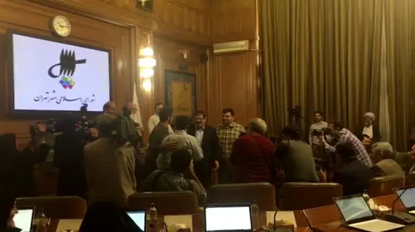 فیلم آشتی کنان عباس جدیدی و علیرضا دبیر در صحن علنی شورای شهر+عکس