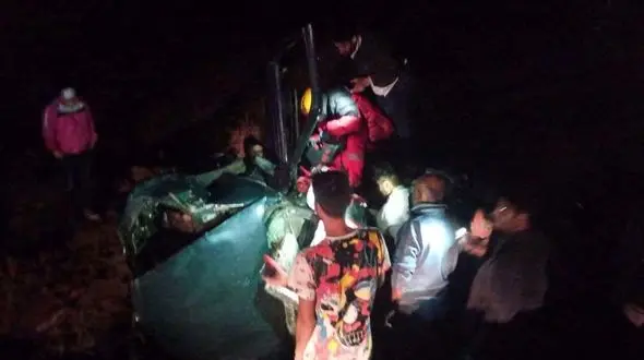 نجات معجزه آسای زن تبریزی از پژو مچاله شده+ عکس