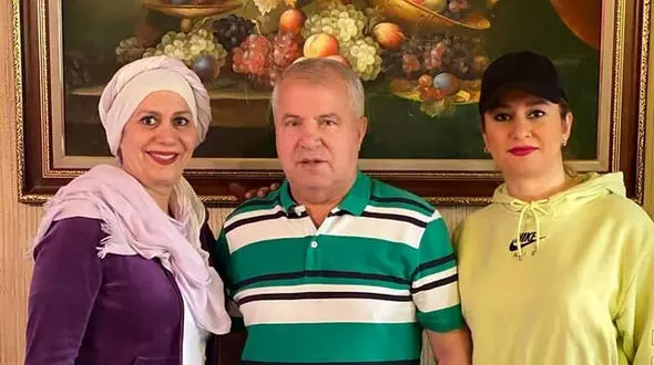 عکس / علی پروین درباره همسرش: حاج خانوم یه فاز دیگست .../ مرتب میشینه سریال نگاه میکنه میگم نه به نماز خوندنت نه... / البته  خیلی دلش پاکه و مدام ....