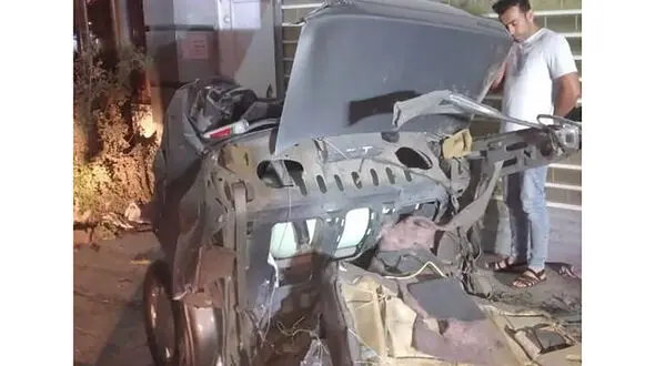  پژو 405 به تیر برق خورد و نصف شد! /+ عکس صحنه مرگ زن و مرد جوان