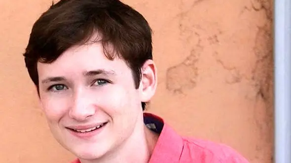 بی حیایی پسر 19 ساله و دوستش جلوی چشمان پدر و مادر +عکس