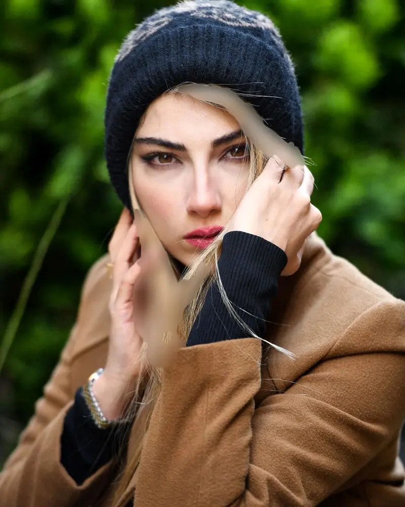 محیا دهقانی با چشمان روباهی اش
