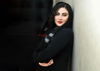 مروری به دکوراسیون شاهانه و مجلل خانه مریم مومن/ از مبلمان کلاسیک تا گل و گیاه آپارتمانی