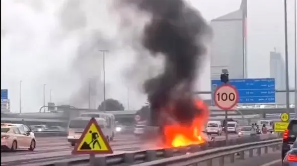 ببینید / آتش گرفتن خودرو لوکس فراری در اتوبان شیخ زاید