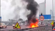 ببینید / آتش گرفتن خودرو لوکس فراری در اتوبان شیخ زاید