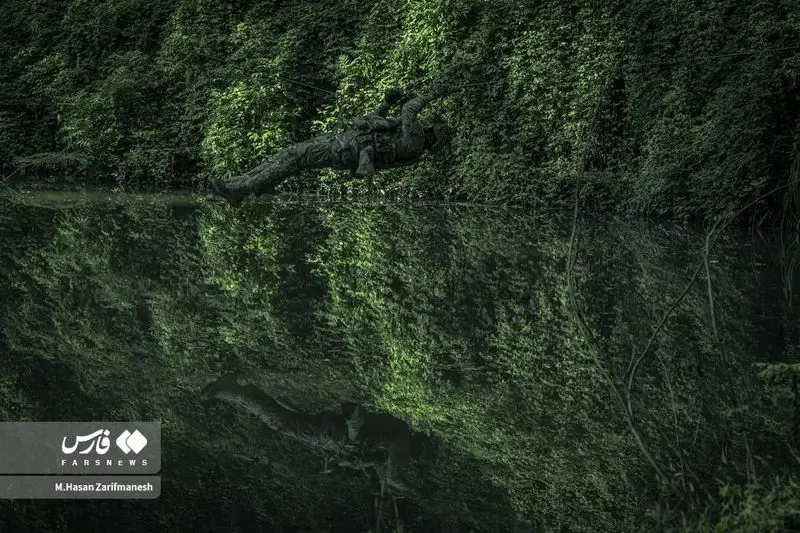 تمرین و آموزش های تخصصی رزم در جنگل توسط بسیجیان یگان ویژه فاتحین تهران بزرگ در جنگل‌های شمال کشور