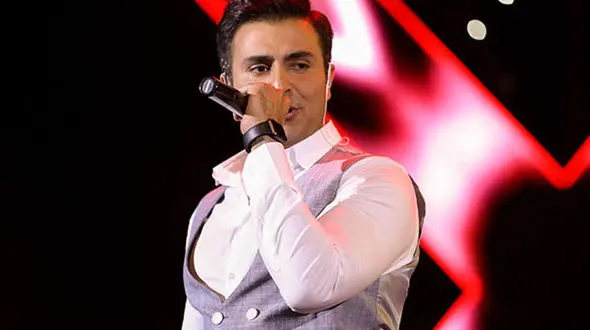 خواننده جوان با اجرای قطعات جدید روی صحنه می‌رود