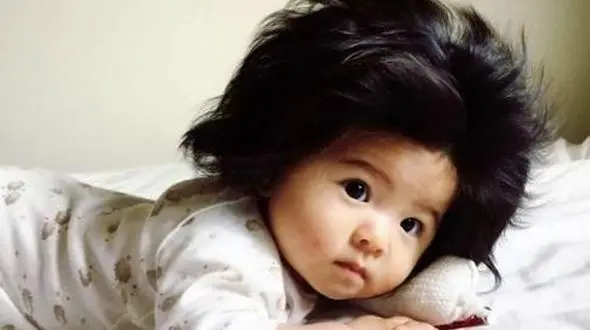 شهرت دختر بچه ژاپنی در فضای مجازی به خاطر موهایش+عکس