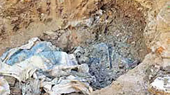  7 جسد را در زندان دفن کرده بودند+ عکس