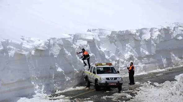 تصویری عجیب از برف 6 متری در مسیر خلخال به پونل