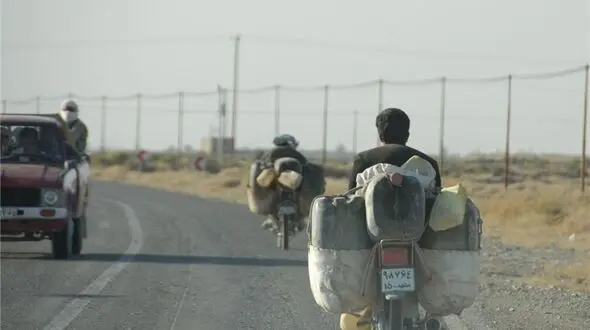 دفاع نماینده زاهدان از قاچاق سوخت توسط مردم فقیر مرز / 20لیتر بنزین به کجای مملکت برمی خورد؟